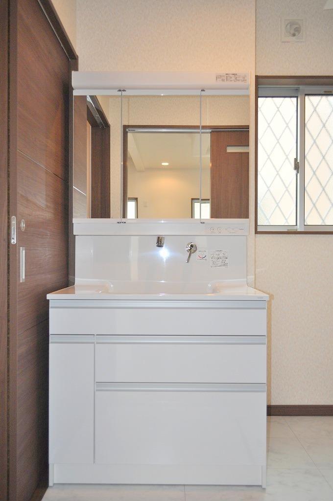 Wash basin, toilet. 900 wide vanity