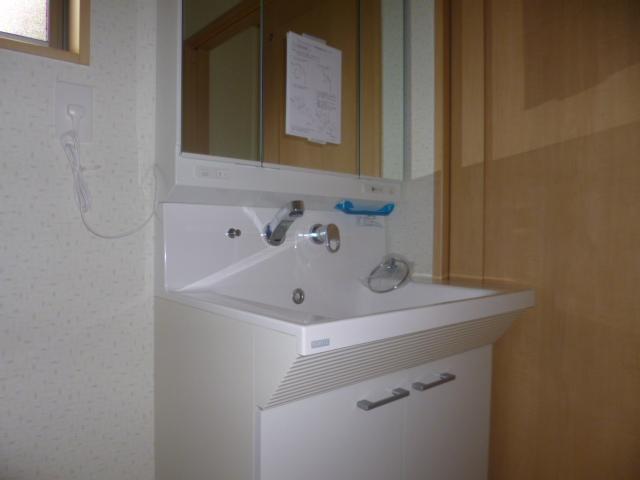 Wash basin, toilet. Indoor (11 May 2013) Shooting