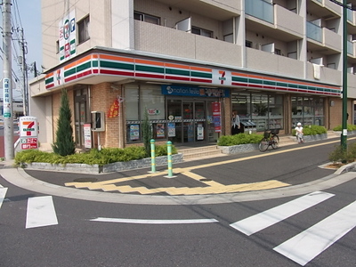 Convenience store. 50m until the Seven-Eleven (convenience store)