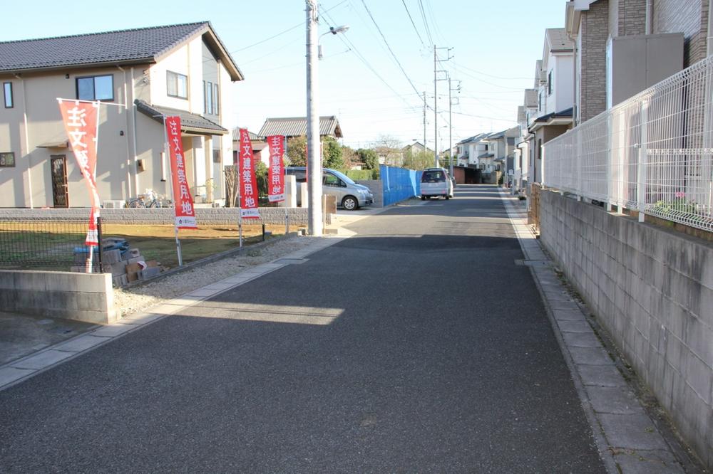 Local photos, including front road. Local front road ~ Because the width of 5m from the west, Safely in the large car (2013 November shooting)