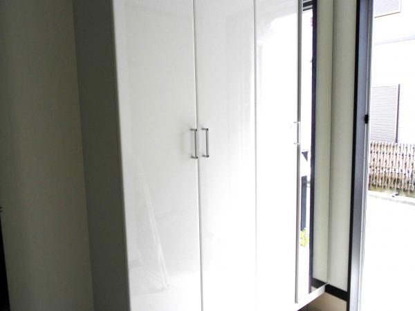 Other introspection. Is pure white material was a stylish mirror finish, It filled with a feeling of cleanliness.
