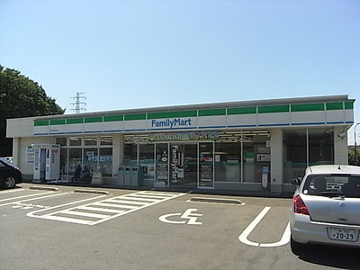 Convenience store. 800m to Family Mart (convenience store)