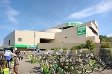 Supermarket. 139m until the Summit store Magomezawa Station store (Super)