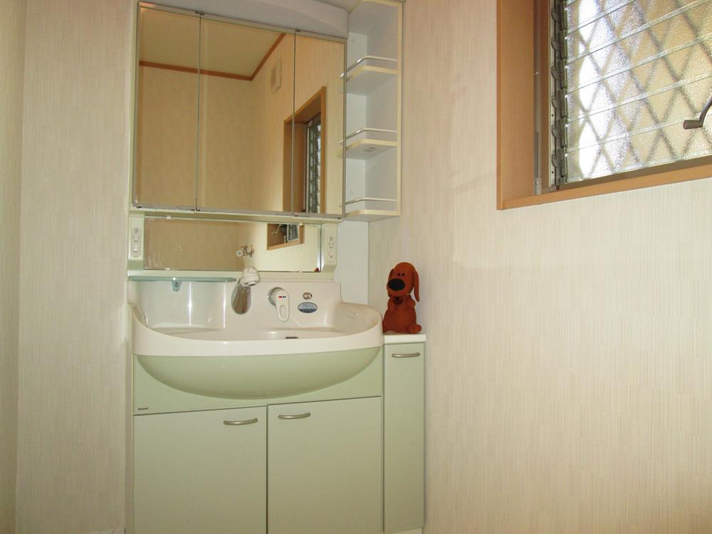 Wash basin, toilet