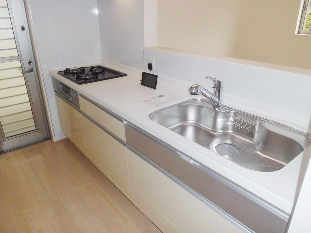 Kitchen. Quiet sink ・ ・ Water purification function with faucet ・ Full slide