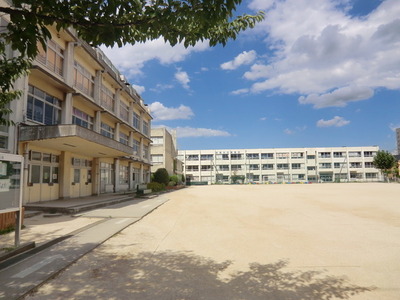 Primary school. 1200m to the north elementary school (elementary school)