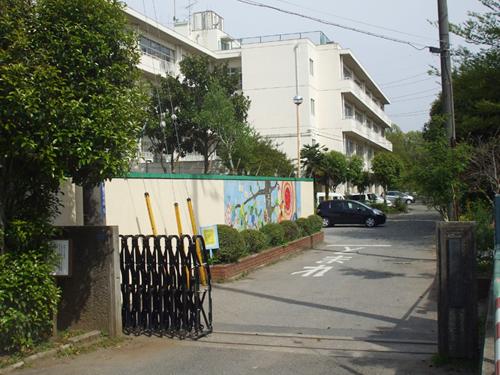 Primary school. Kamagaya stand Michinobe to elementary school 999m