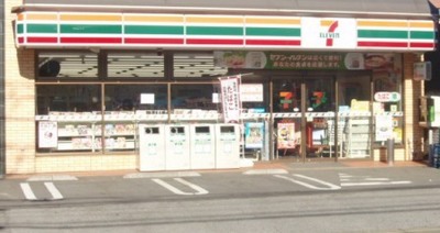 Convenience store. 420m to Seven-Eleven (convenience store)