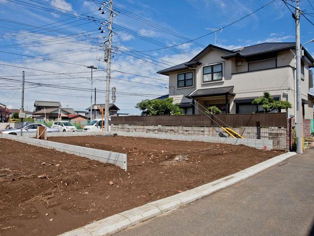 Local photos, including front road. It is airy property facing the two sides road. There is also a sense of relief. It is during your tour reservation acceptance.