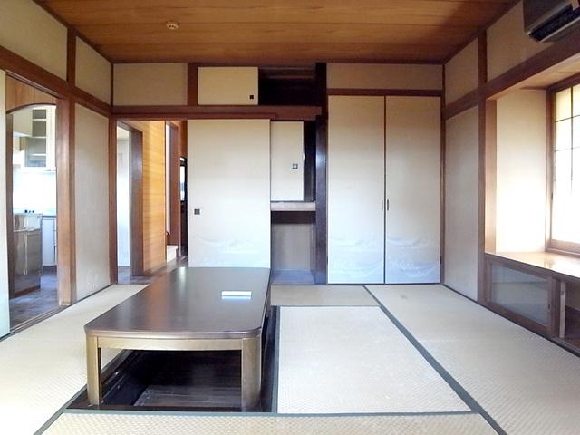 Non-living room. 1F Japanese-style 2WAY also Available as a drawing room (with digging your stand)