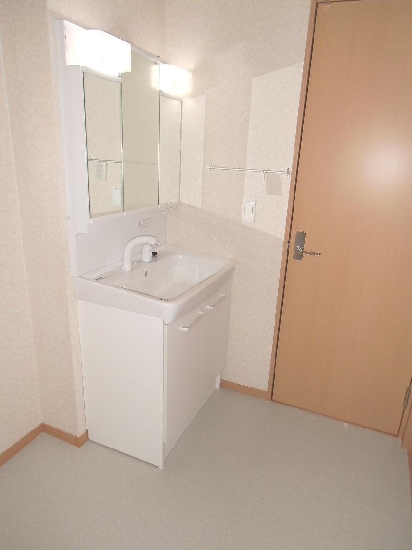 Wash basin, toilet. 15 Building