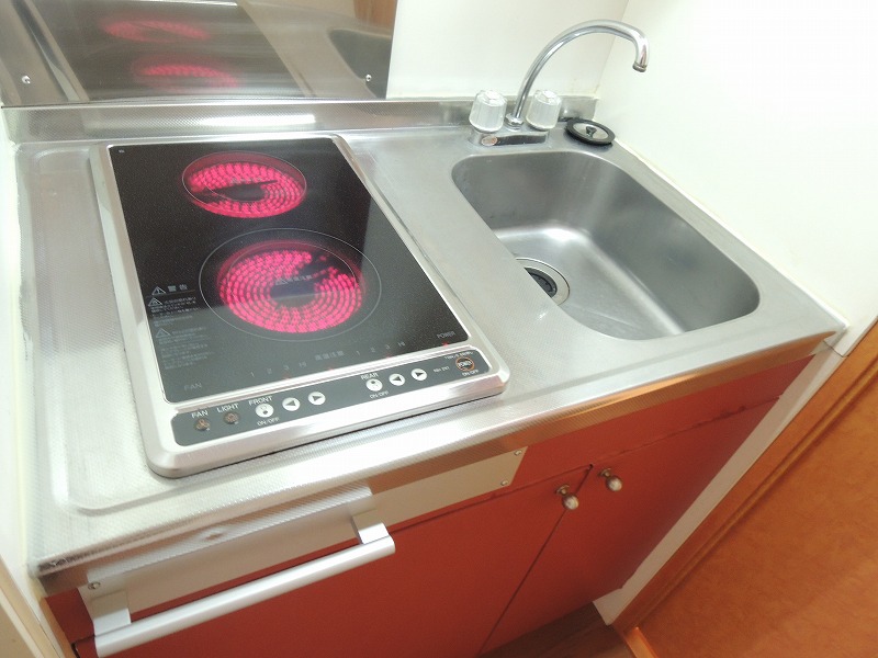 Kitchen. Two-burner electric stove