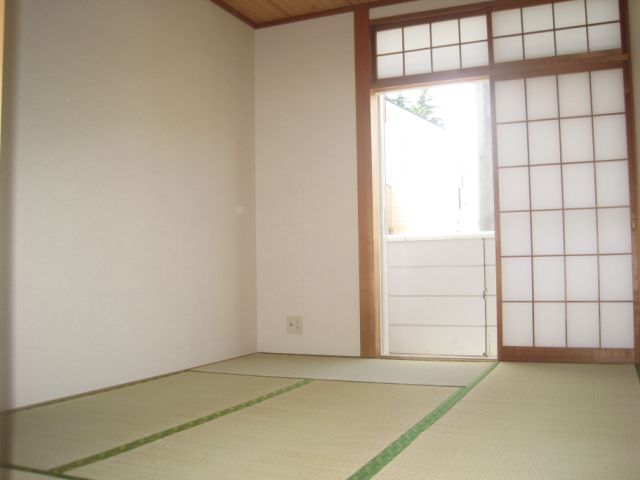 Living and room. And a good smell of tatami! ! 