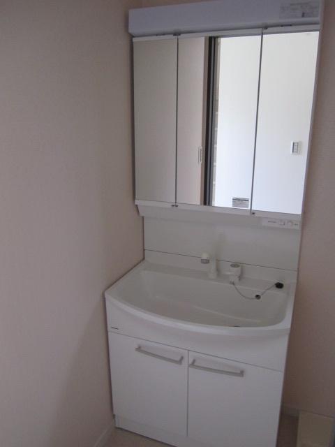 Wash basin, toilet. Three-sided mirror vanity shower