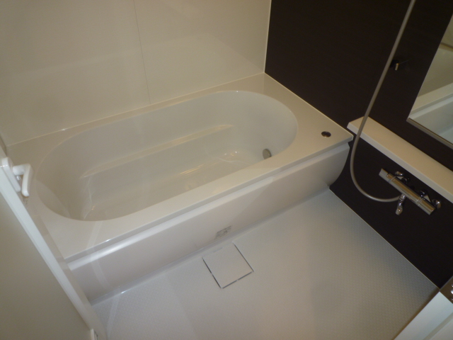 Bath. Spacious comfortable add 焚給 hot water bathroom