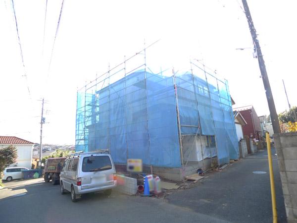 Local photos, including front road. Overall