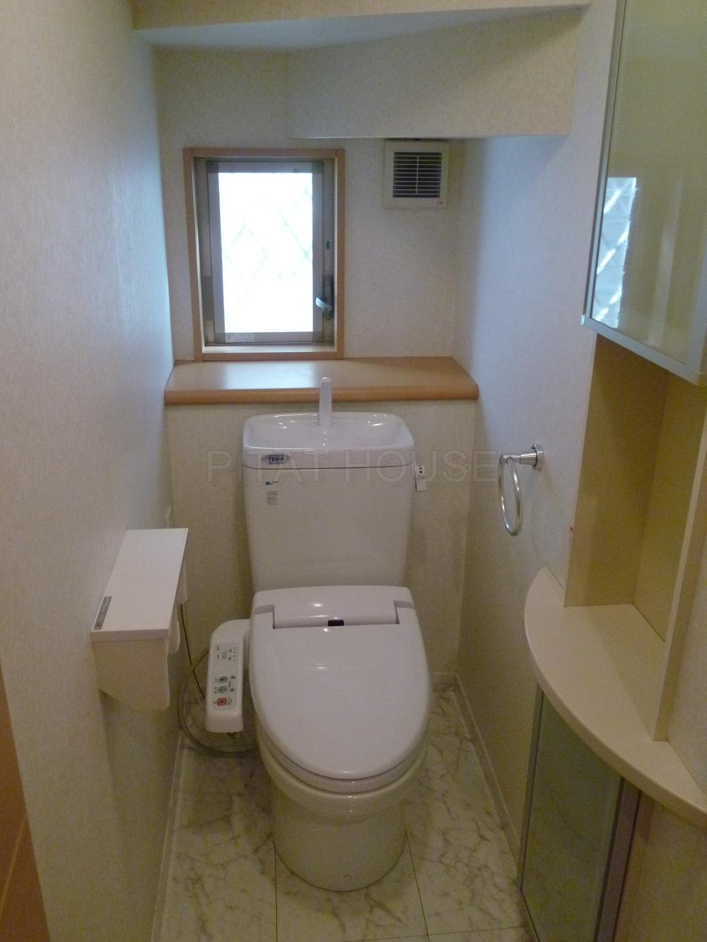 Toilet.  ◆ It is spacious toilet with a storage rack.