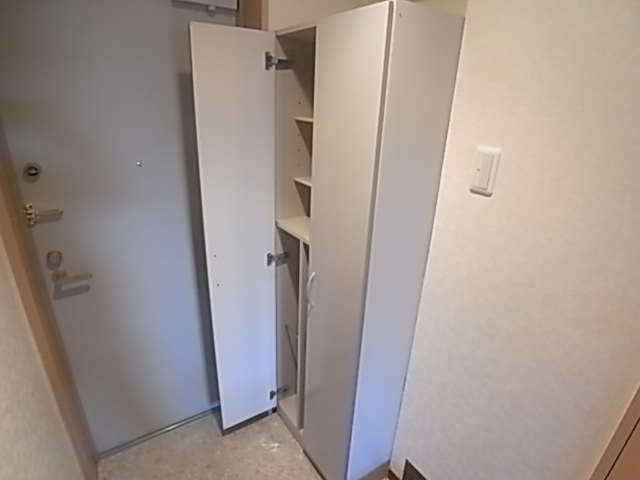Entrance. Entrance ・ There is a large shoebox. 