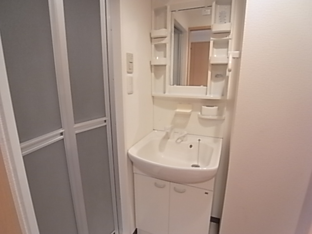 Washroom. Shampoo dresser. 