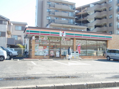 Convenience store. 680m to Seven-Eleven (convenience store)