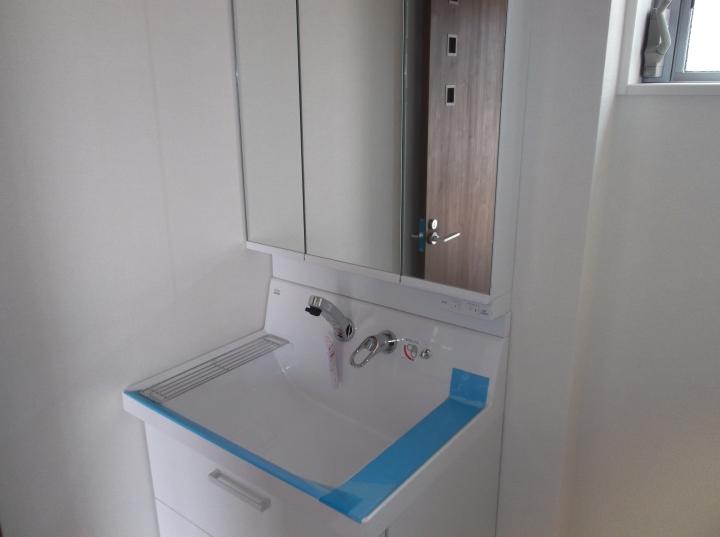 Wash basin, toilet. Room (May 2013) Shooting