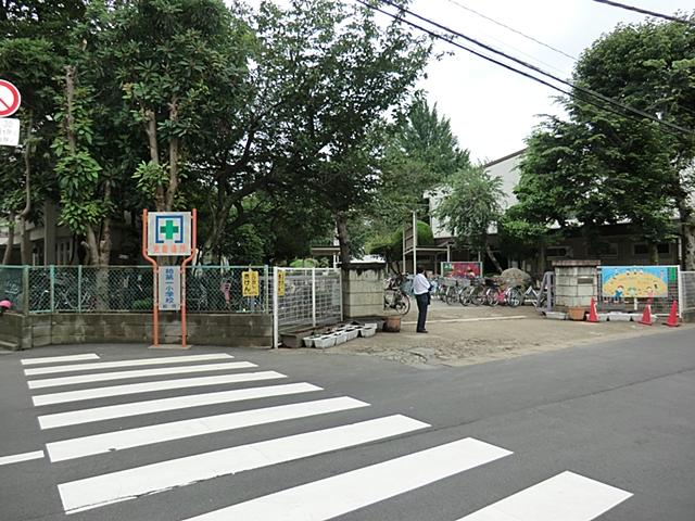 Primary school. 850m to Kashiwa TatsuKashiwa first elementary school