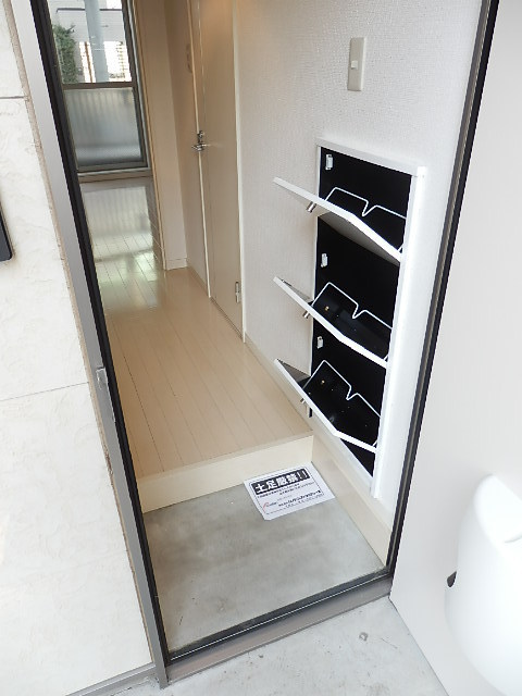Entrance. Entrance Yes shoe box