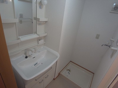 Washroom. Shampoo Dresser ・ There is storage room washing machine.