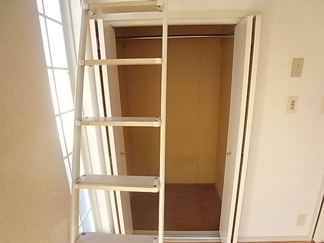 Washroom. There closet.