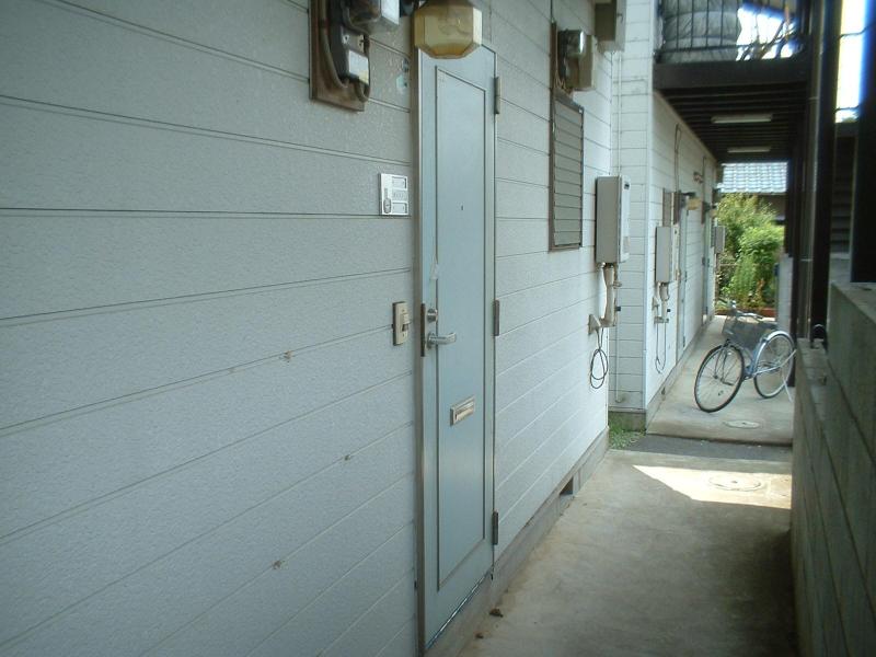 Entrance. Ease's right to use even around the entrance