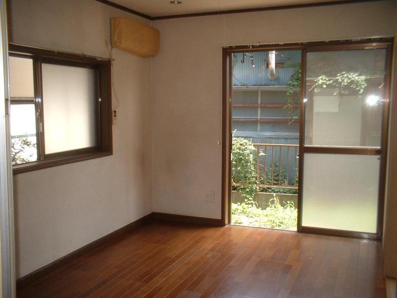 Living and room. Day is a good and clean Western-style
