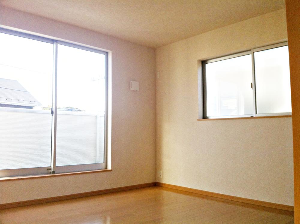 Non-living room. Bright two-sided lighting