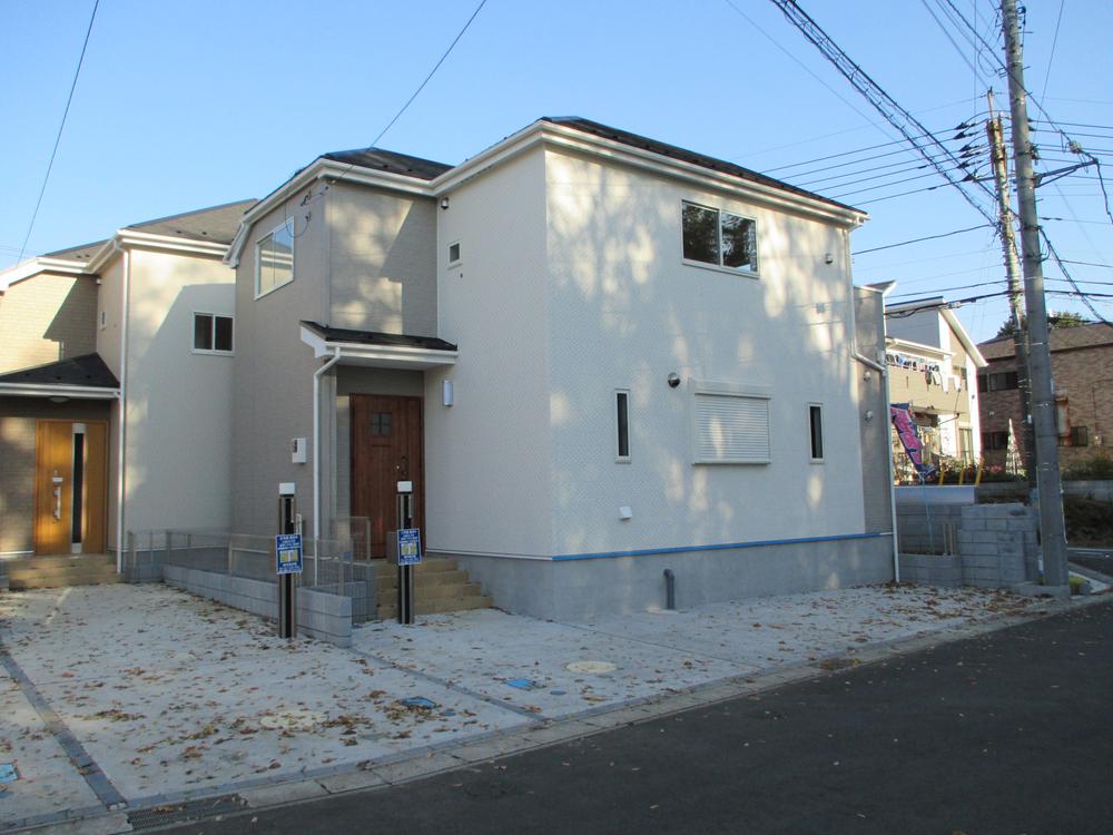 Local photos, including front road. Lined with houses of chic appearance