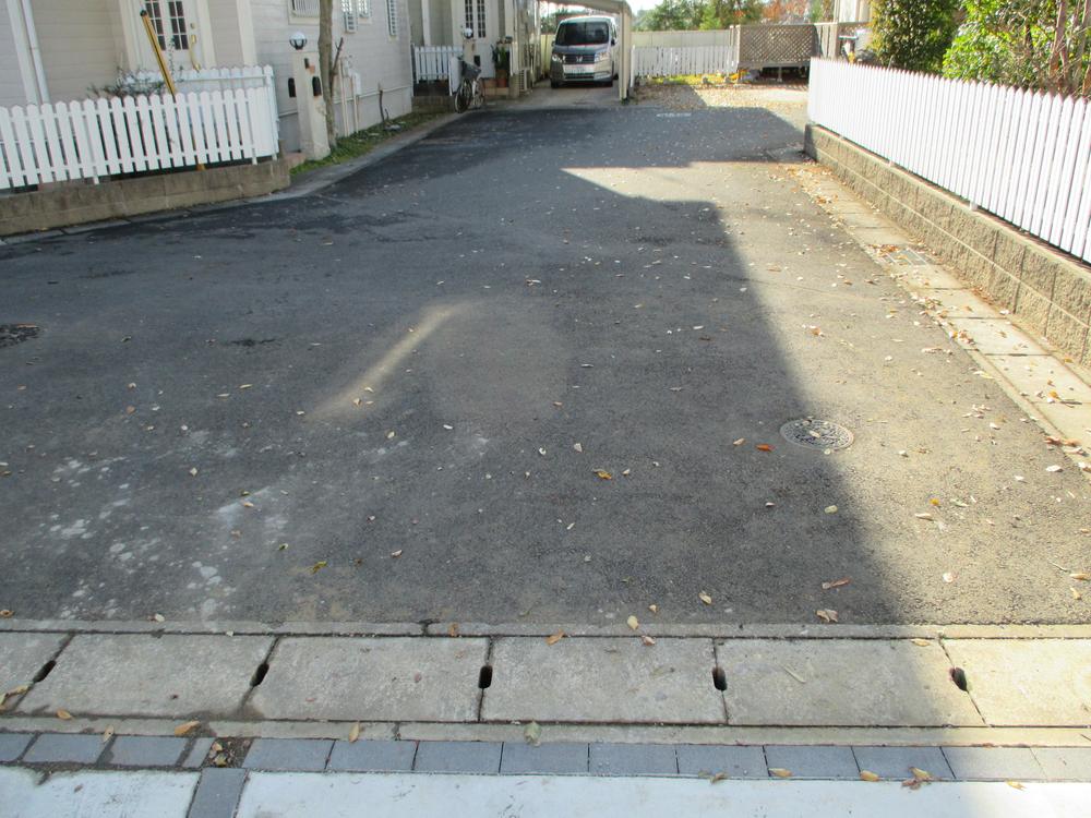 Local photos, including front road. It is little contact road of traffic