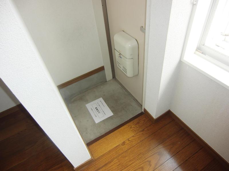 Entrance. There shoebox in the entrance of the room