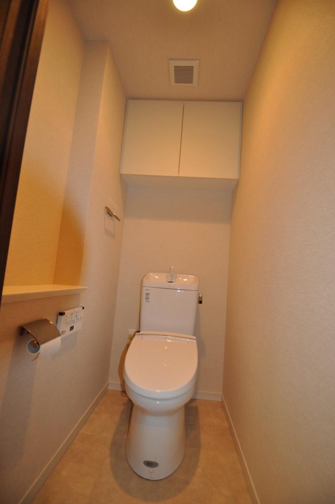 Toilet. Indoor (September 2013) in the photographing toilet, It is very convenient dedicated storage is installed.