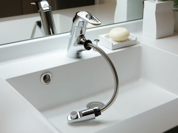 Bathing-wash room.  [Counter-integrated basin bowl / Drawer faucet] I want to always clean bowl of the lavatory is, Adopt an artificial marble counter-integrated basin bowl. In addition to the vanity of water plugs, Adopted a drawer faucet. Is clean and easy is very convenient in the bowl. (A-80c type)