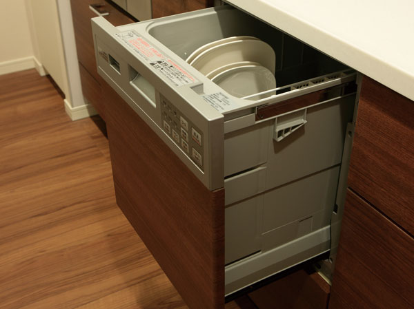 Kitchen.  [Dish washing and drying machine] Dish washing and drying machine to save the trouble of cleaning up. Fit into the clean and the kitchen in a space-saving design, It is smooth out of tableware in the drawer type. (A-80c type)