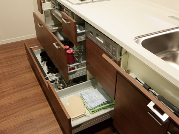 Kitchen.  [With soft close function storage] Housed in a dwelling unit is, It is software with close function gently door is closed. Also, The storage of kitchen, It has adopted an easy-to-use slide storage. (A-80c type) ※ Except spice rack.