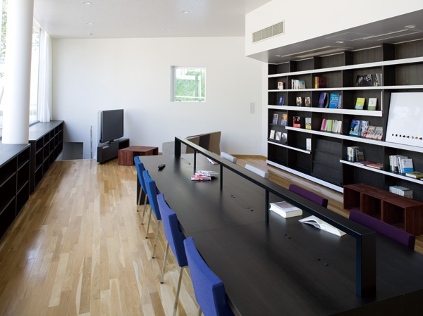 Shared facilities.  [Library] There are various kinds of books, Calm learning field. Because the Internet can also be used in the wireless LAN, You can also do the job focused and.