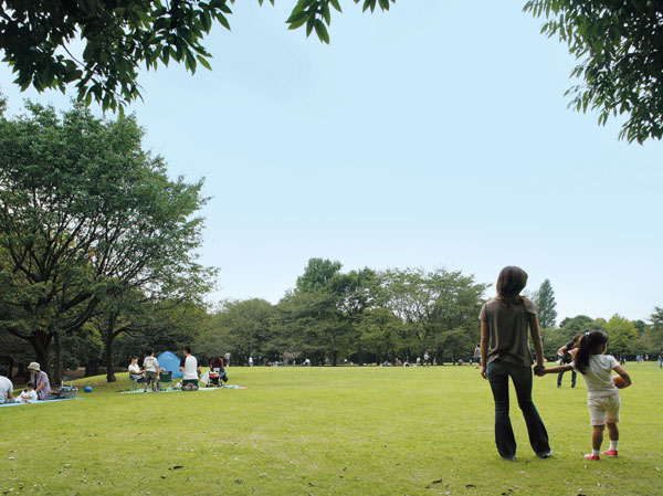 Surrounding environment. Green full of vast "Kashiwanoha park" is, Ideal for such as daily walks and cycling. Nature co-exist that comforting advanced urban functions and the mind, Tsukuridashimasu daily in Kashiwanoha.