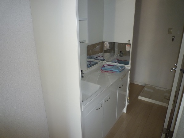 Kitchen. Two-burner gas stove installation Allowed.