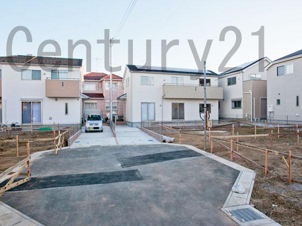 Local photos, including front road. Overall