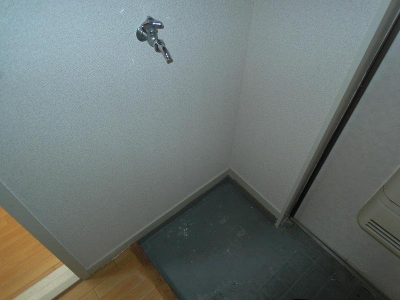 Entrance. The entrance, There is indoor washing machine Storage!