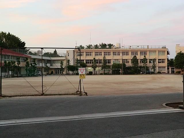 Junior high school. 800m until the Kashiwa municipal soil junior high school