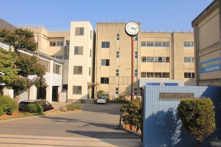 Junior high school. Kashiwashiritsu until Sakasai junior high school 7-minute walk in the 500m Sakasai area is the only junior high school, Calm atmosphere blessed with rich natural environment that had to leave the residential area is characterized by.