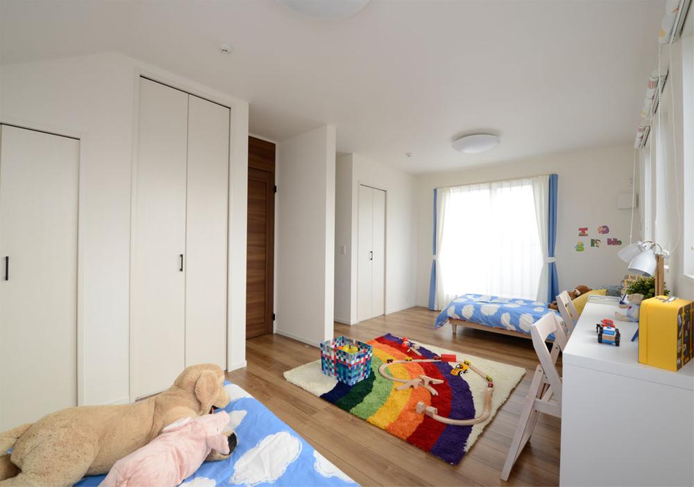 Non-living room. Western-style room is housed in a 10.7 Pledge are two. Flexibly in accordance with the change of life on the wall add corresponding (additional cost). Adopt a transom door that can be ventilated even while closed the entrance of the room. (1 Building. December 2013 shooting)