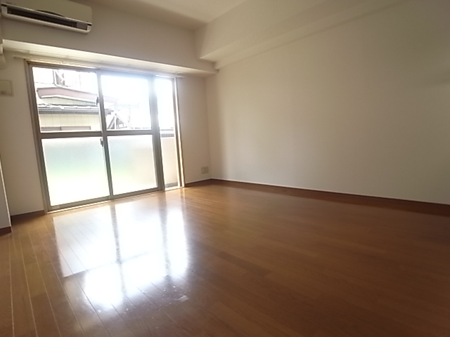 Other room space. Spacious bright room.