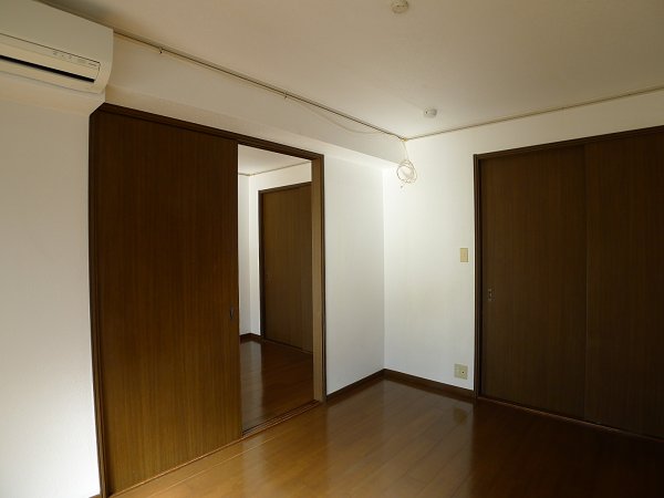 Living and room. Western-style 6 Pledge