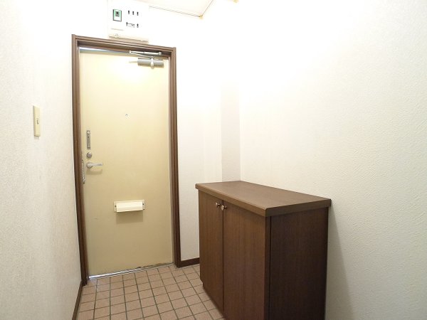 Entrance. Cupboard Yes